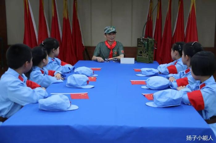 雏鹰假日|学习70年先锋模范——芳草园小学闪闪红星队走进红色教育基地，向老兵献礼