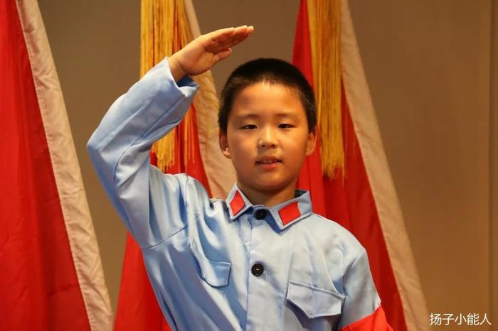 雏鹰假日|学习70年先锋模范——芳草园小学闪闪红星队走进红色教育基地，向老兵献礼