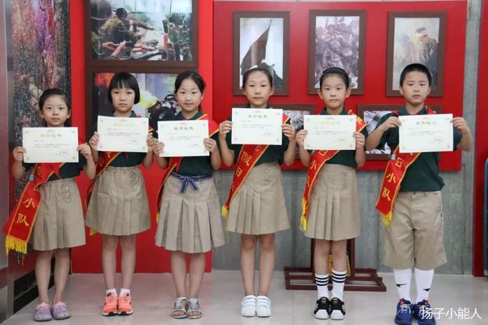 雏鹰假日|学习70年先锋模范——芳草园小学闪闪红星队走进红色教育基地，向老兵献礼