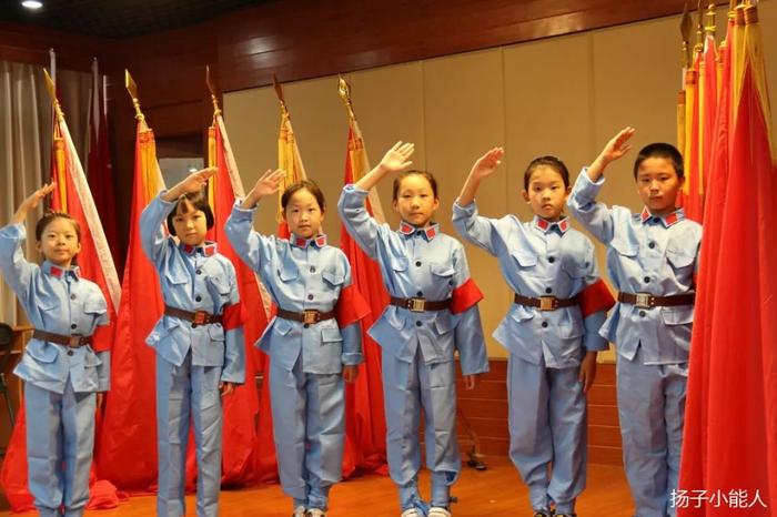 雏鹰假日|学习70年先锋模范——芳草园小学闪闪红星队走进红色教育基地，向老兵献礼