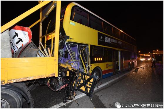 香港北大屿山公路发生车祸 司机与8名乘客送医