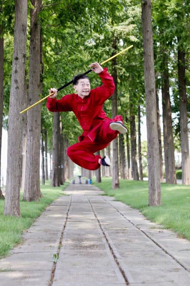 六小龄童晒九宫格孙悟空照，张张动作不一，被赞永远的美猴王！