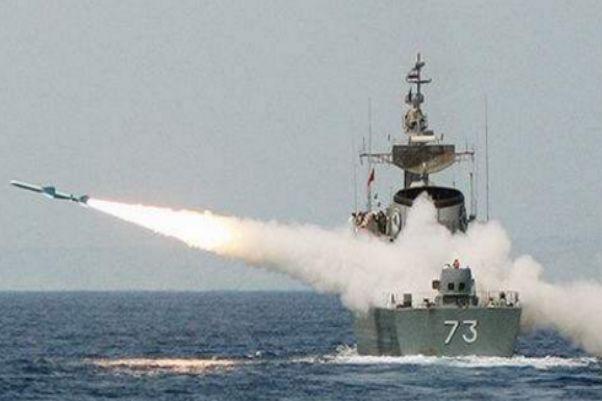 伊朗向美军发出示威信号，靶船离开港口，遭遇弹药饱和袭击