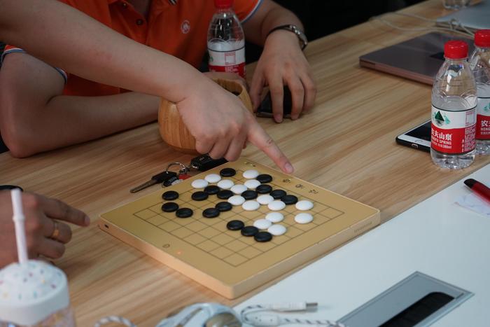 世界冠军江维杰到访弈客！与AI在9路智能小棋盘对弈