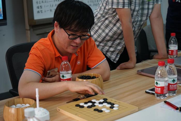 世界冠军江维杰到访弈客！与AI在9路智能小棋盘对弈