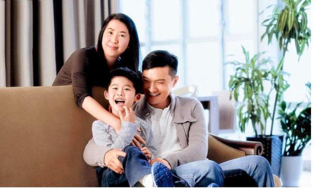 52岁陈锦鸿接自闭症儿子放学，父子俩紧牵手一样帅气