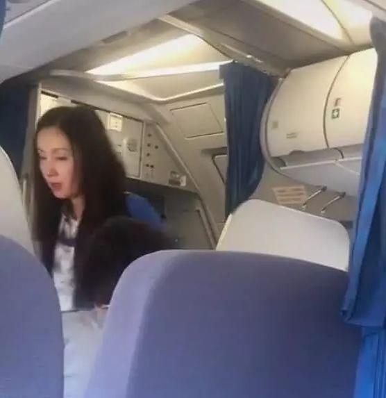 网友飞机上偶遇陶虹，她与普通乘客一样坐经济舱，素颜惹人争议