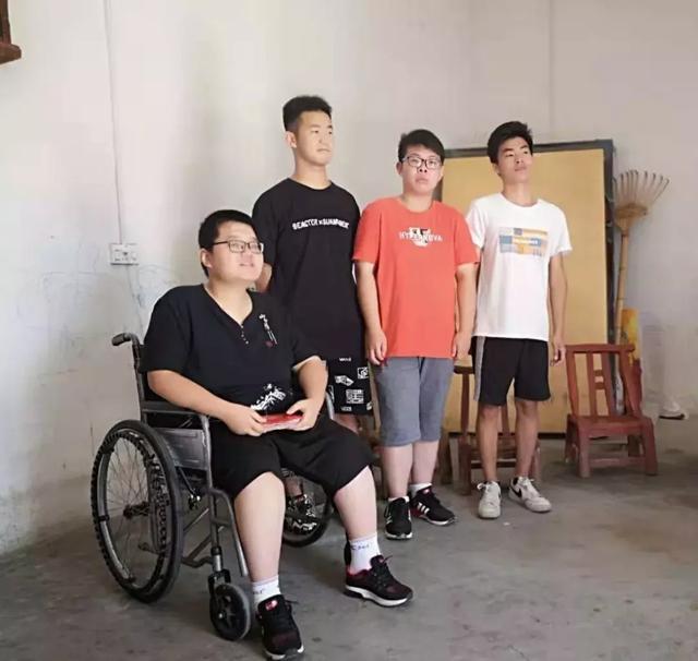 「爱心助学」镇平县社会各界看望“轮椅少年”张浩仟