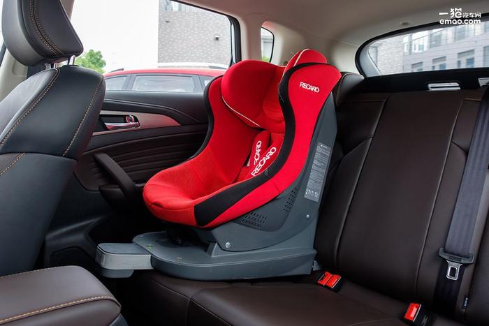 不占用空间又安全可靠 荣威RX3一体式座椅安全测试