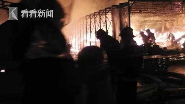 奉贤一农药厂发生火灾 3名消防员战斗中中暑送医