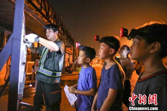 上海小学生夜探飞机“宝库”、“百变”车队