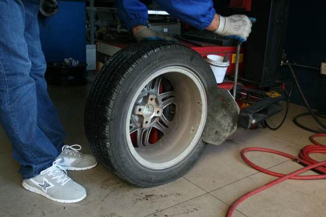 汽车的胎压标准是多少，轮胎打多少气压才合适？