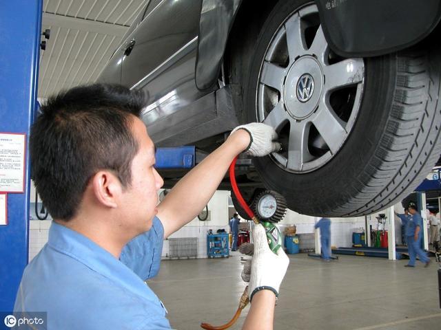 汽车的胎压标准是多少，轮胎打多少气压才合适？