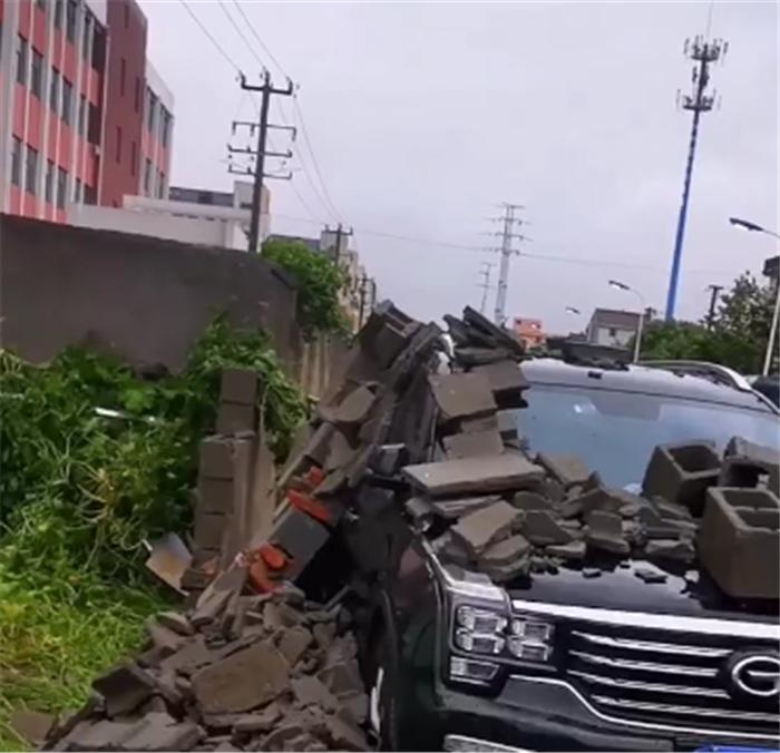 传祺GS8停路边，台风过后，车身被石墙砸到，细看才知国产车质量