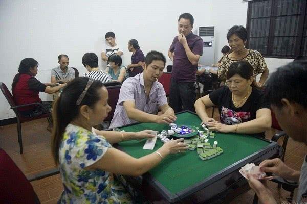 城市棋牌室24小时“通宵达旦”，农村打牌娱乐却屡屡被罚，为啥