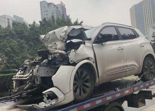 奇瑞瑞虎5X高速上追尾大货车，车头整个报废，A柱却依旧坚挺