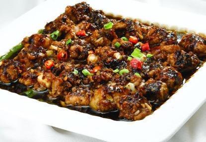 色亮味香的豉椒蒸土豆排骨，老少皆宜，它的做法也很简单