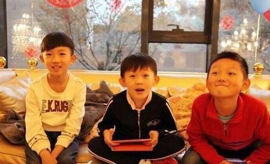 杨志刚晒出自己的豪宅，如今家里有三个儿子，装修布置很奢华