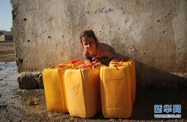 取水的阿富汗难民