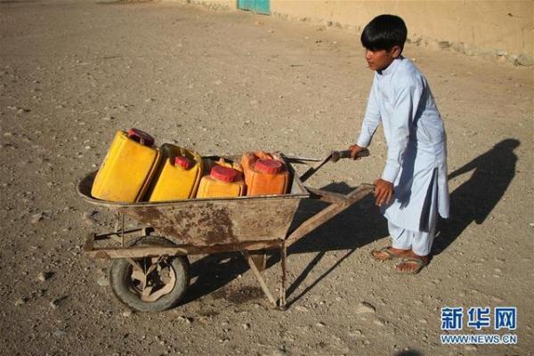 取水的阿富汗难民