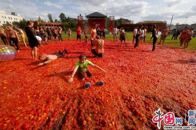 俄罗斯圣彼得堡举行趣味番茄大战“血流成河”嗨翻天