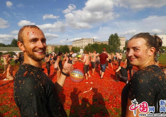 俄罗斯圣彼得堡举行趣味番茄大战 “血流成河”嗨翻天