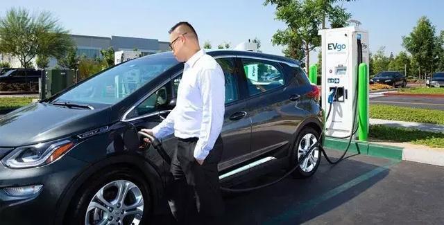 多项利好政策年内施行，以后新能源车都能免停车费了？