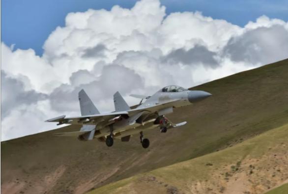 中国第二强战机亮相，挂实弹超低空飞过峡谷，多任务能力超过歼20
