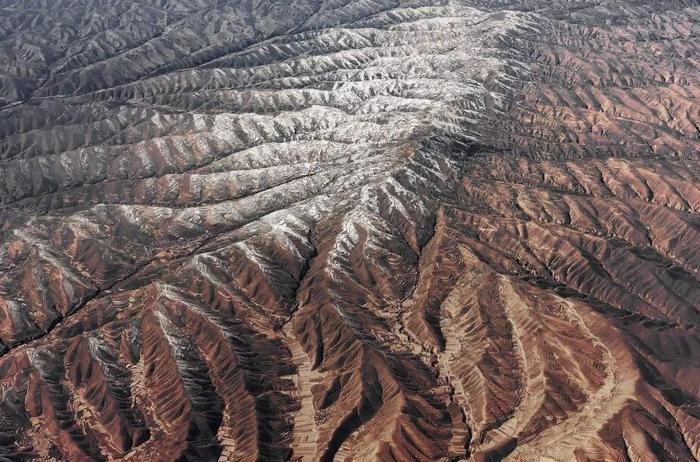 黄土高原地表“支离破碎”和“沟壑纵深”的成因是什么？