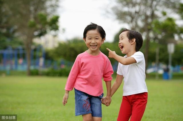 嗯哼小泡芙头贴头甜蜜对视，爸爸刘畊宏崩溃直呼：靠太近啦