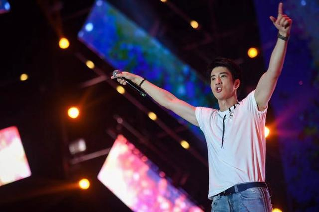 成龙、王力宏、邓紫棋亮相818从辛出发演唱会