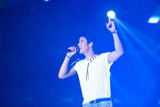 成龙、王力宏、邓紫棋亮相818从辛出发演唱会