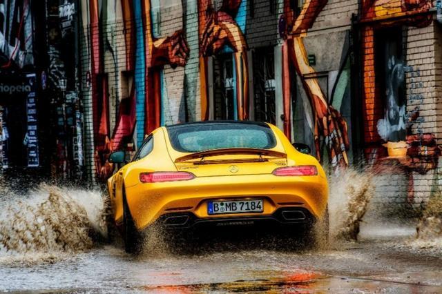 雨中的AMG GTS，气氛很是融洽！