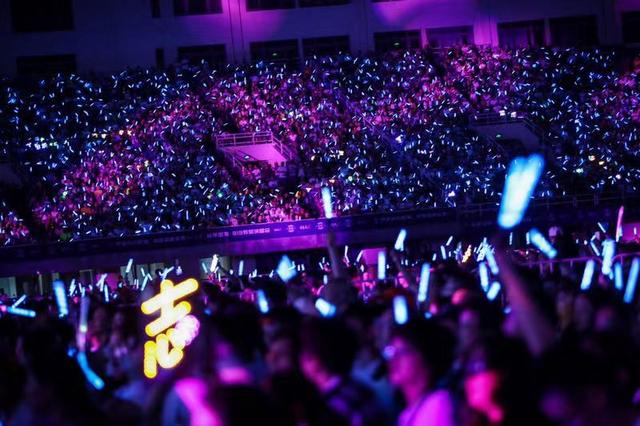 成龙、王力宏、邓紫棋亮相818从辛出发演唱会