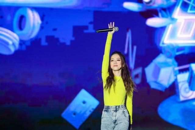 成龙、王力宏、邓紫棋亮相818从辛出发演唱会