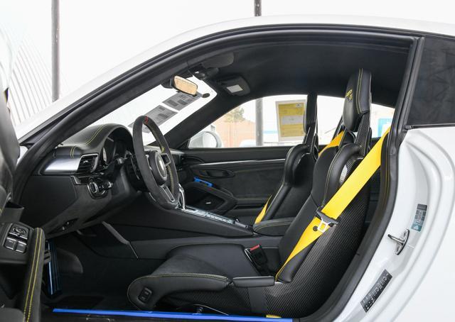 喜爱跑车的消费者来说保时捷911 GT2 RS具有着无法抗拒的吸引力