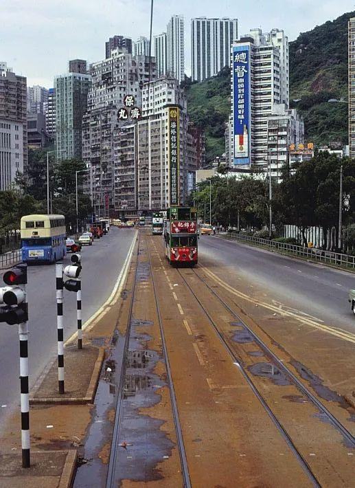 不起眼的重庆仔竟是港圈大佬：李嘉诚先跑，他随后……