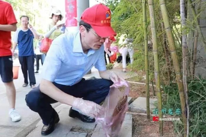 王永康之后，这位市委副书记手提垃圾袋上街捡烟头