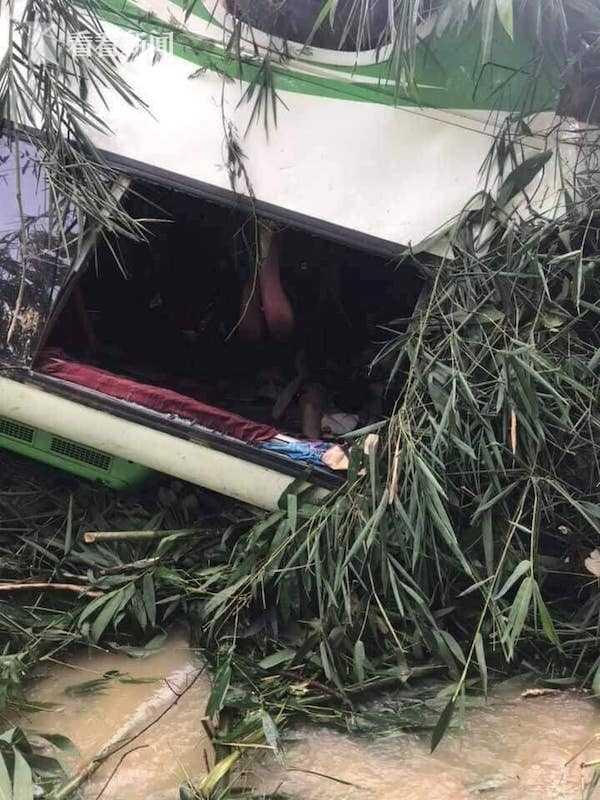 中国旅行团老挝车祸已造成13人遇难 救援工作仍在进行
