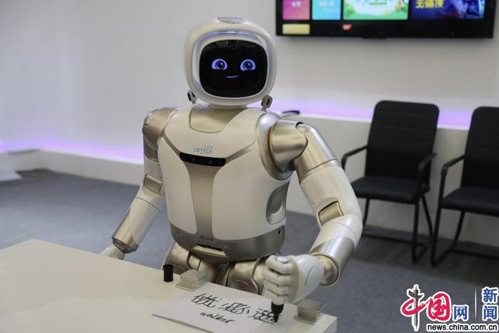 2019世界机器人大会启动 机器人倒水写字跳舞样样精通