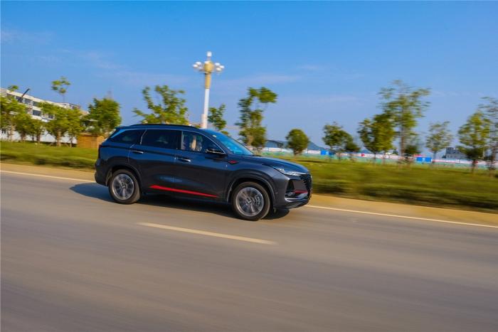 何止遥控停车入位，长安CS 75 PLUS是一台黑科技SUV