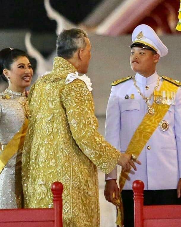 悠仁小王子和文仁穿亲子装！同为王室独苗，泰国14岁提帮功更霸气