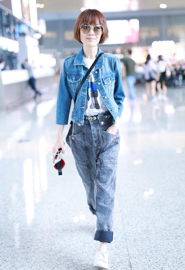 49岁陈鲁豫换新造型走机场，差点不敢认，牛仔套装穿搭减龄又时
