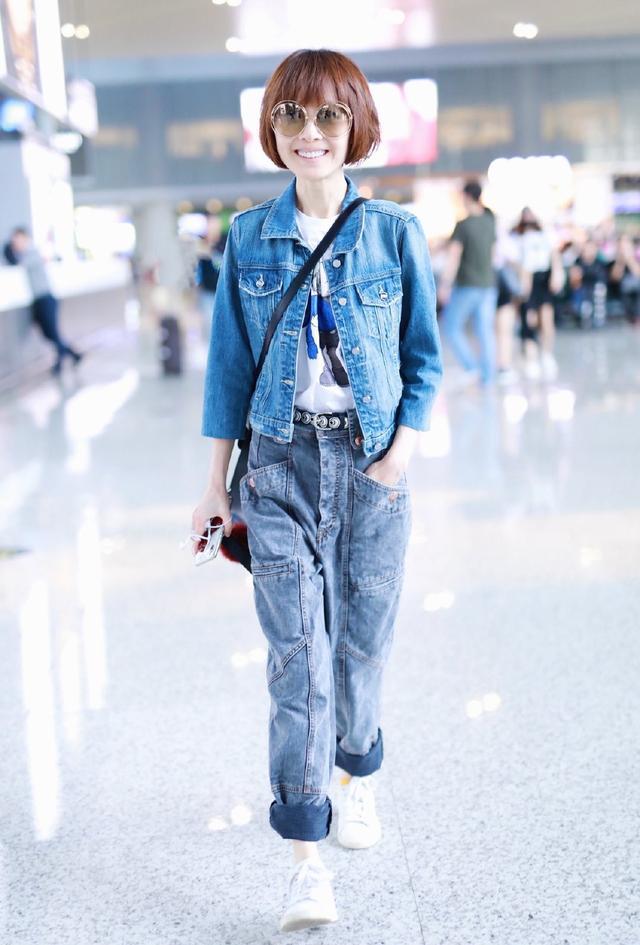 49岁陈鲁豫换新造型走机场，差点不敢认，牛仔套装穿搭减龄又时