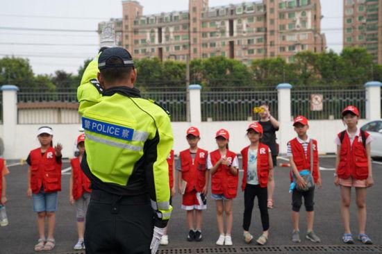 “一瓶水的接力”公益在行动  致敬“城市道路的维护者”——交通警察