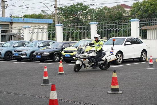 “一瓶水的接力”公益在行动  致敬“城市道路的维护者”——交通警察