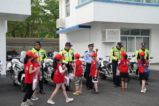 “一瓶水的接力”公益在行动  致敬“城市道路的维护者”——交通警察