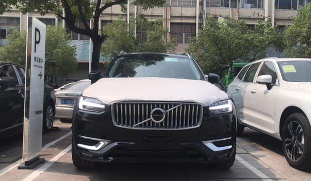 新款沃尔沃XC90到店实拍，提供两种外观风格