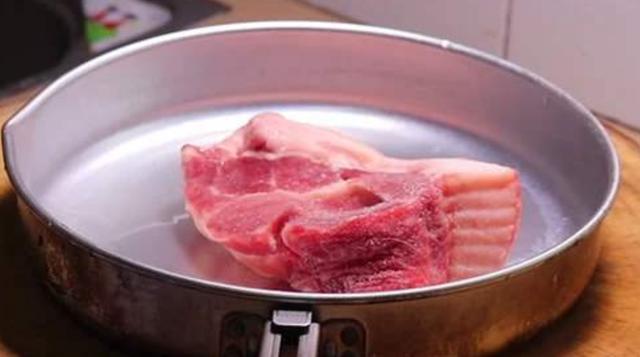 冰箱里的冻肉，你都用热水解冻？用这个方法解冻，吃起来更像鲜肉
