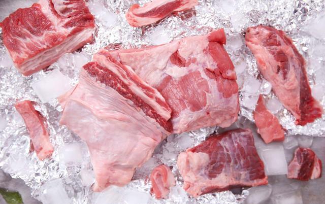 冰箱里的冻肉，你都用热水解冻？用这个方法解冻，吃起来更像鲜肉